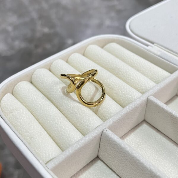 Curve Ring